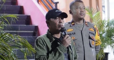 Camat Biringkanaya memimpin Penertiban Alat Peraga Kampanye (APK) menjelang masa tenang