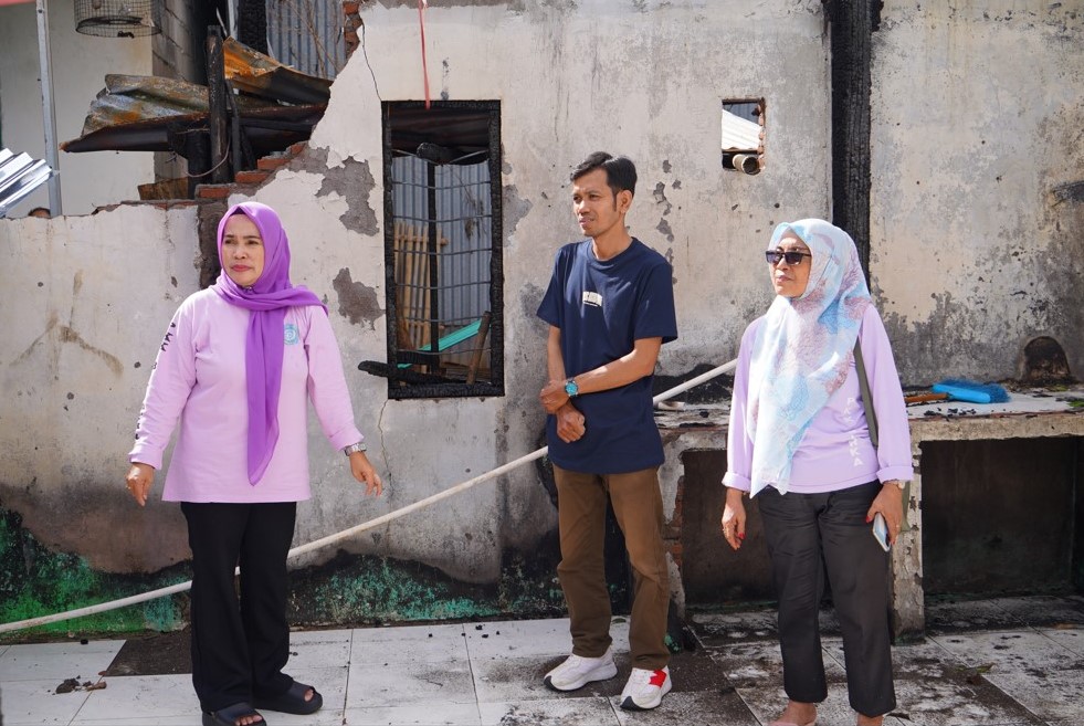 Ketua TP PKK Biringkanaya salurkan bantuan ke korban Kebakaran