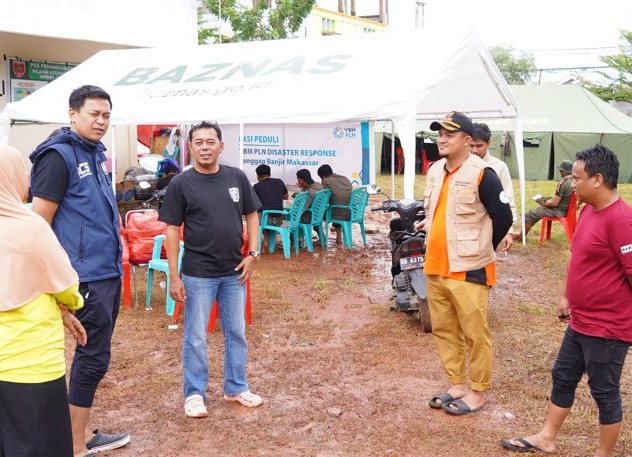 meski hari Libur, Camat Biringkanaya dan Lurah tetap mengunjungi Posko Pengungsian Banjir