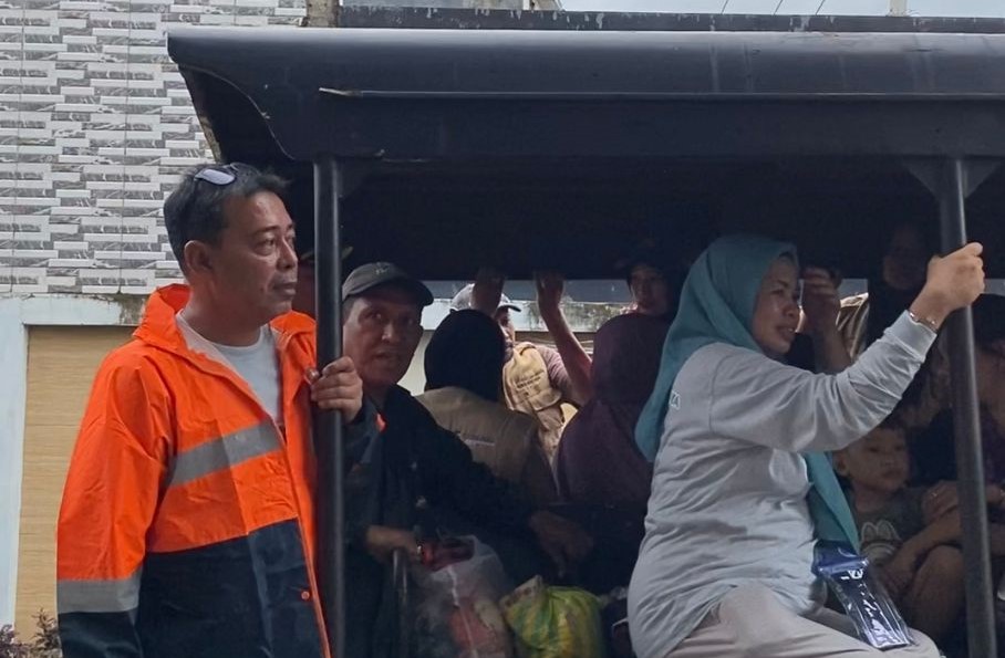 Camat Biringkanaya turun langsung mengevakuasi warga terdampak Banjir