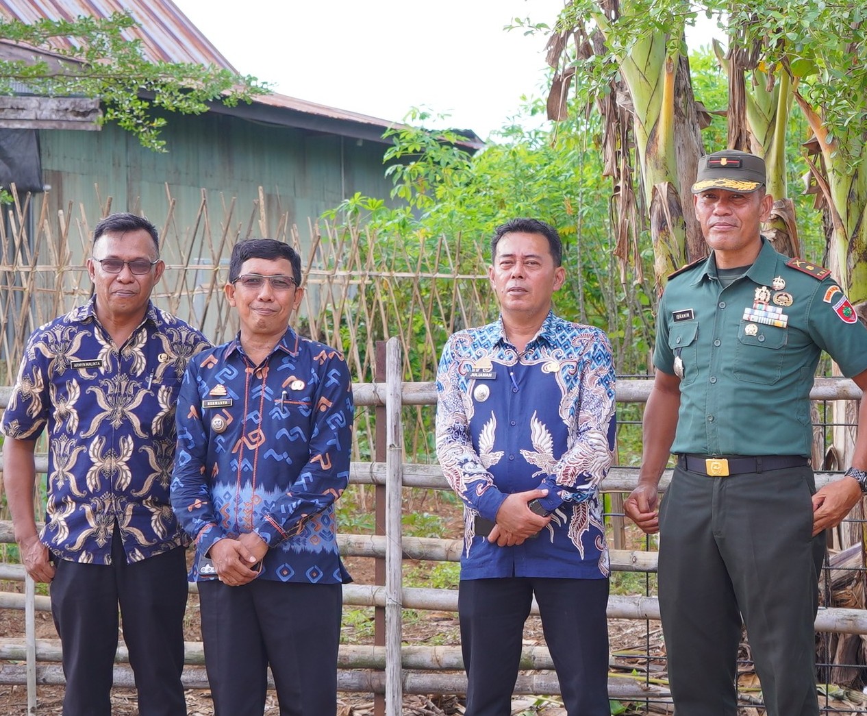 Camat Biringkanaya didampingi Lurah Paccerakkang menyambut Kapolri di Lokasi SPPG