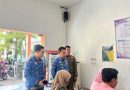 Memastikan Warga terlayani dengan baik, Camat Biringkanaya didampingi Sekcam memantau langsung aktifitas Loket