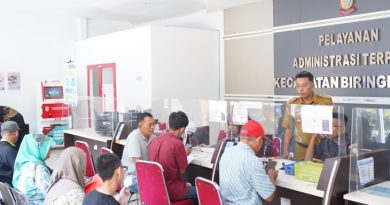 memastikan warga terlayani dengan baik, Camat Biringkanaya rutin mengecek pelaksanaan Pelayanan Loket